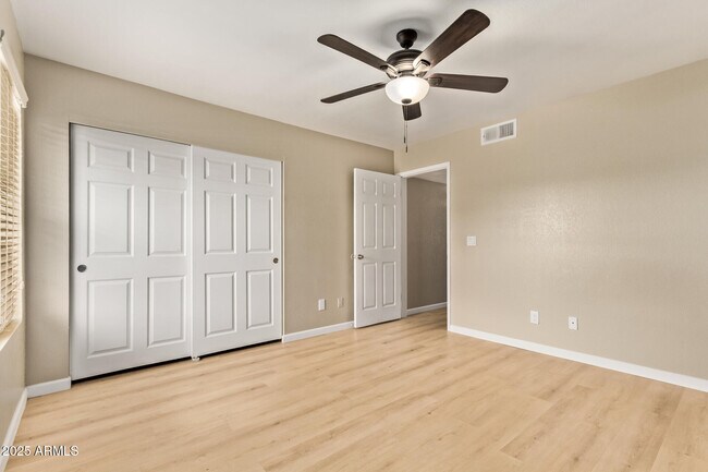 Building Photo - 1402 E Guadalupe Rd