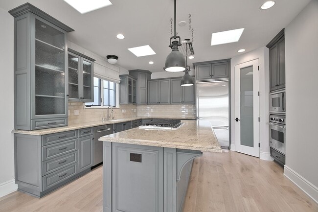 Building Photo - 3 Bed 3.5 Bath Town Home For Lease - Walk to Beach