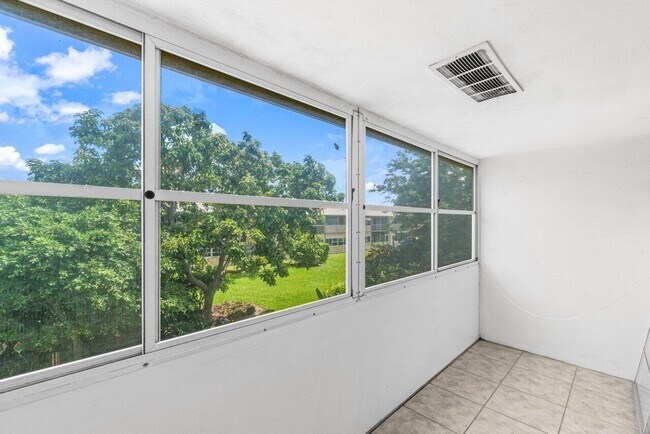 Building Photo - 52 Kingswood E