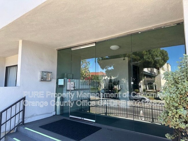 Building Photo - 1930 N Vermont Ave