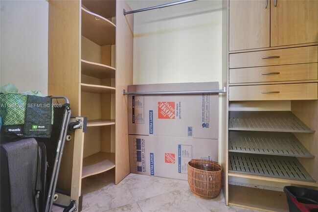 Building Photo - 800 Parkview Dr