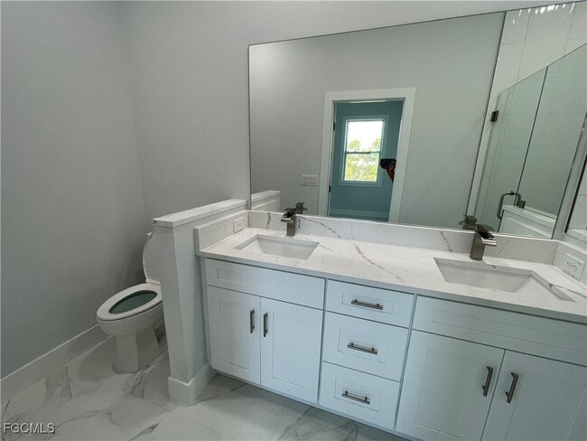 Building Photo - 721 NE 11th Terrace