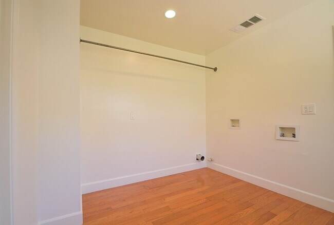Building Photo - 3 Bedroom 2 bath Home, 2 Car garage, Air Conditioned