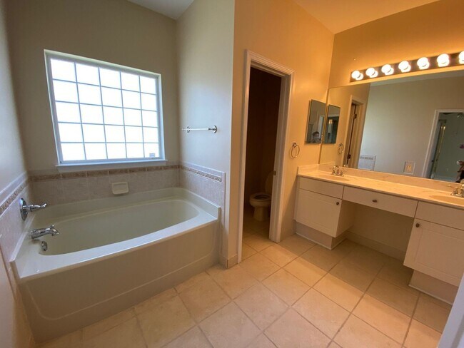 Building Photo - Expansive Home in the Desirable "The Hammo...