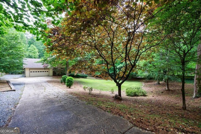 Building Photo - 10565 Shallowford Rd