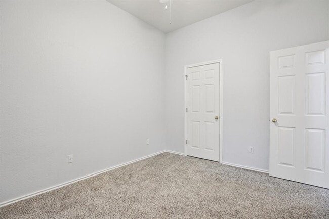 Building Photo - 4405 S Summercrest Loop