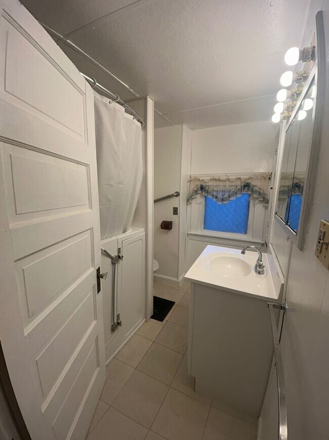 Building Photo - Charming 3-Bedroom Property in Prime Location