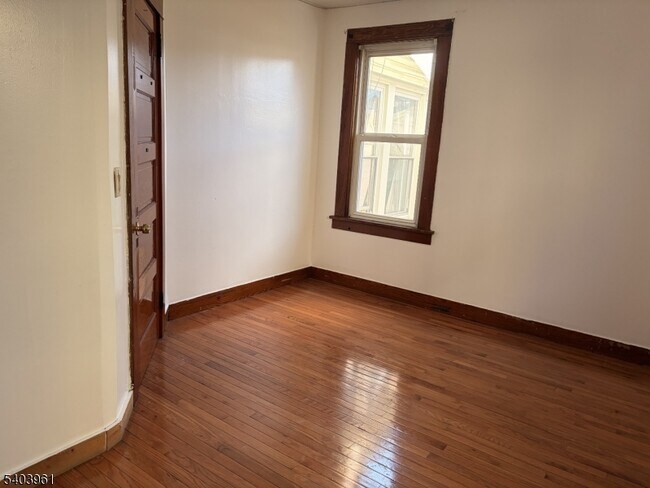 Building Photo - 35 Marsellus Pl