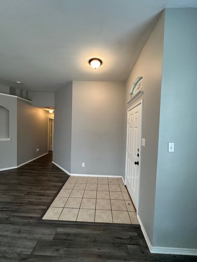 Building Photo - Gorgeous 4 bedroom with tons of Family space!