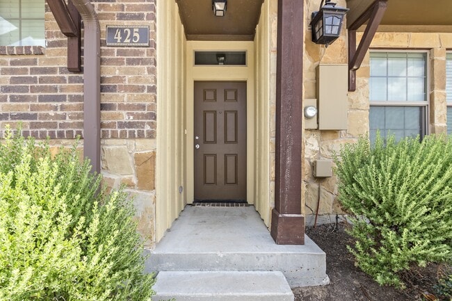 Building Photo - 425 Baby Bear Dr