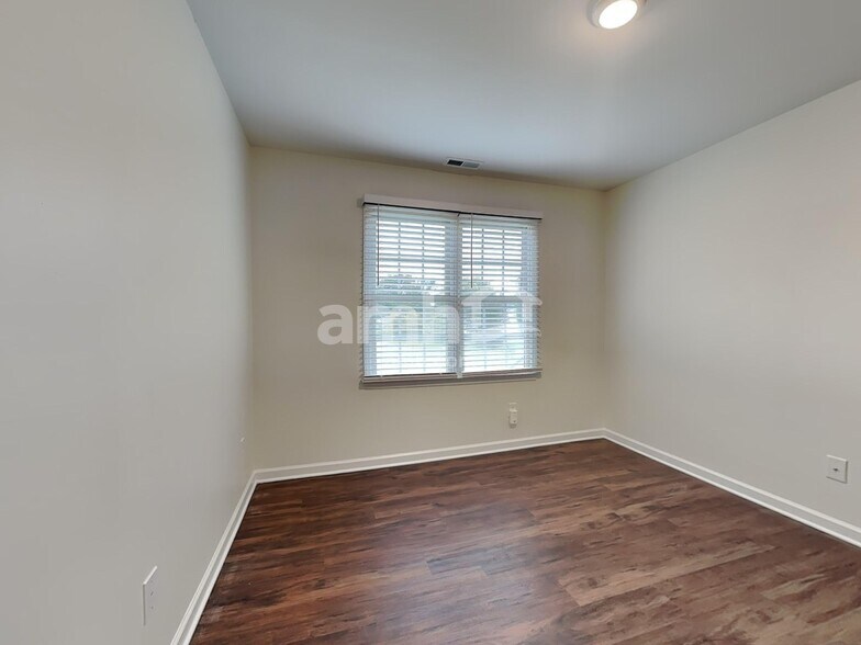 Building Photo - 614 Pebble Dr