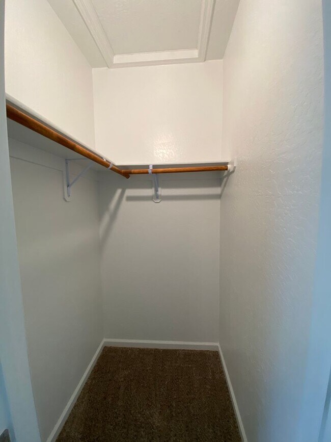 Building Photo - Corner lot Woodside Home in NW Visalia com...