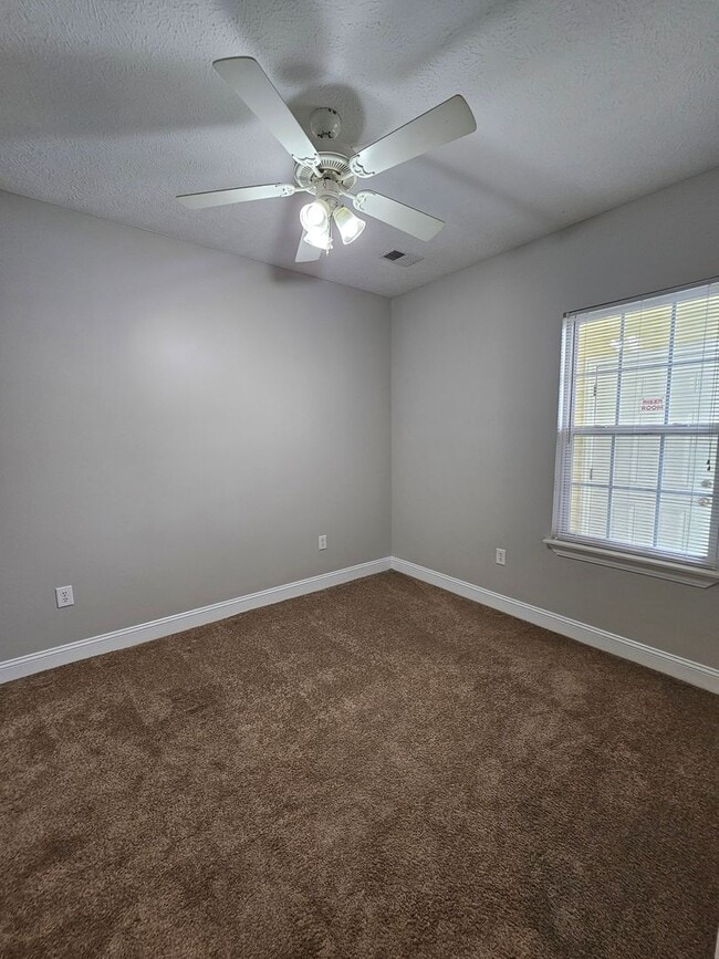Building Photo - Fountain Pointe 3 bed 2 bath