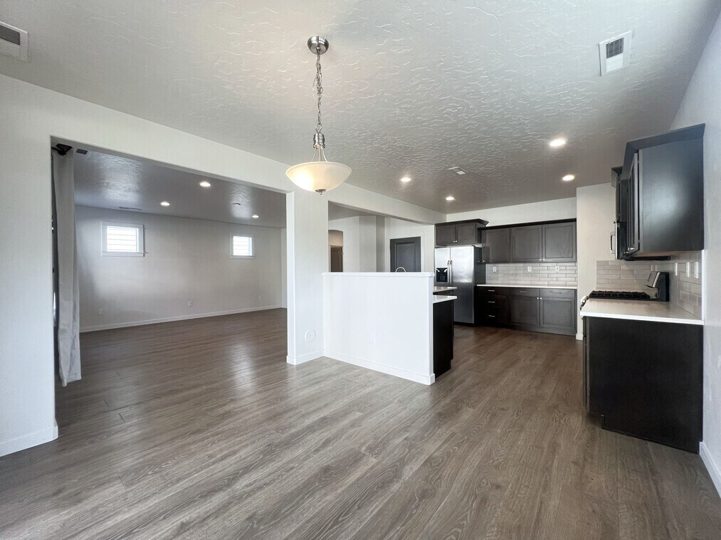 Building Photo - 3315 S Cabin Creek Way