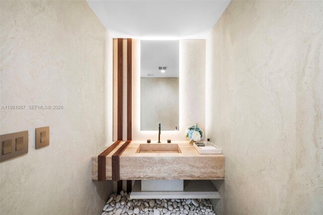 Building Photo - 710 S Shore Dr