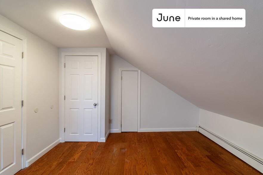 Building Photo - Private bedroom in 4 bed/4 bath Home