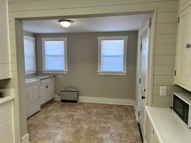 Building Photo - 940 6th St