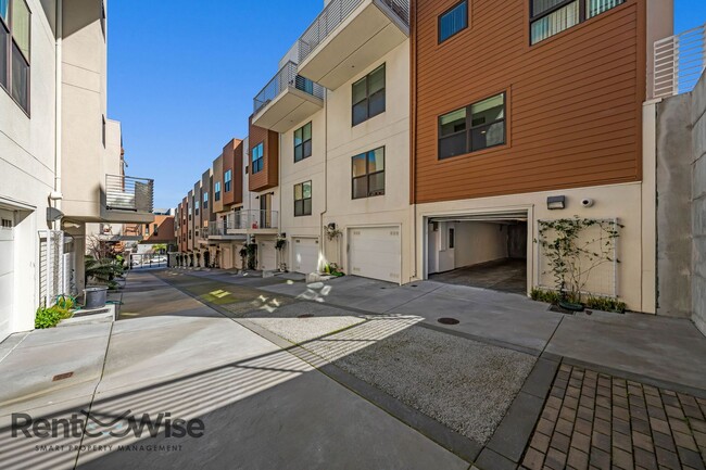 Building Photo - 298 Friedell St