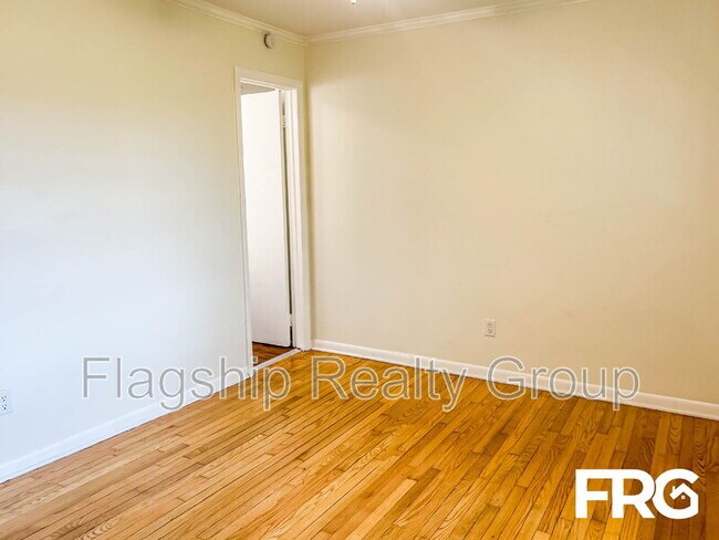 Building Photo - 466 Circle Dr