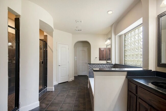 Building Photo - The Epitome of Luxury Living beautiful 4 bed 4 bath