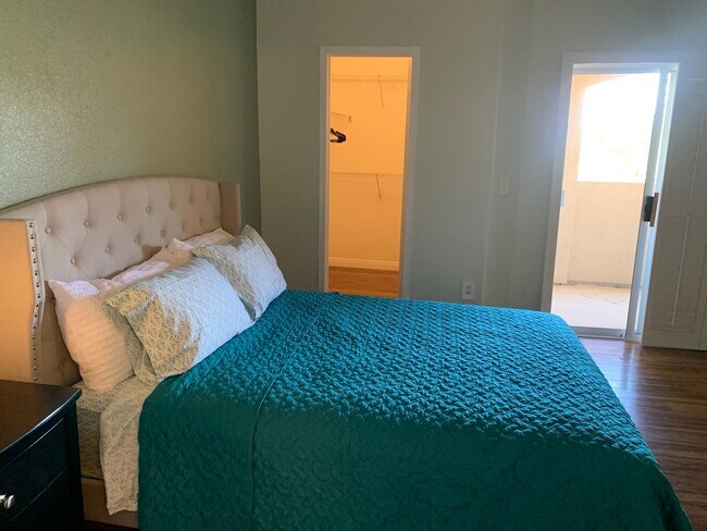 Building Photo - Lovely furnished Green Valley condo in Res...