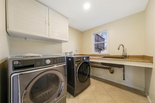 Building Photo - 3 Lakeview Ave