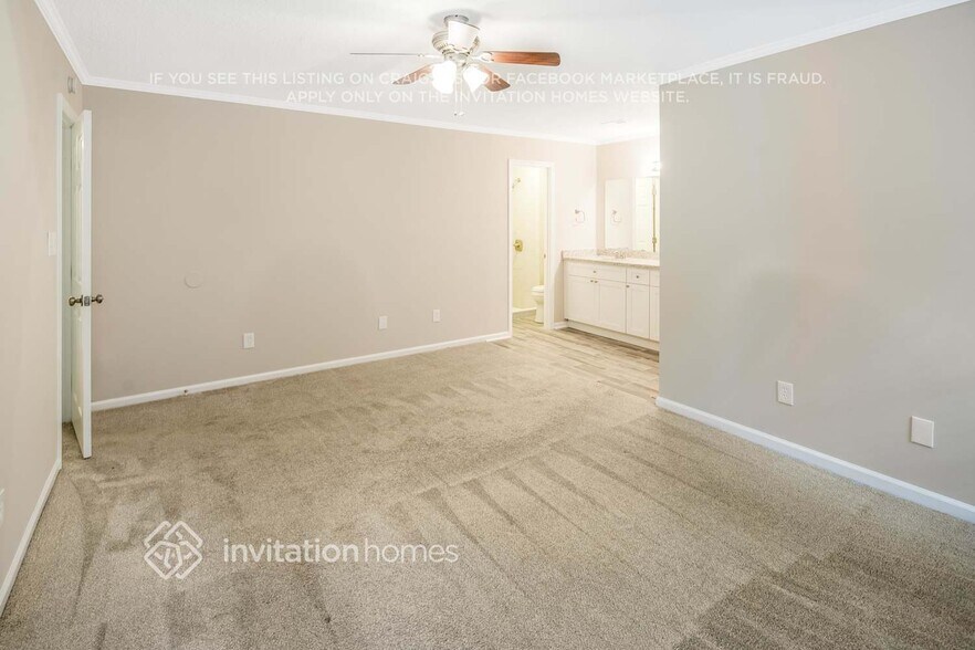 Building Photo - 10210 Camelback Cir
