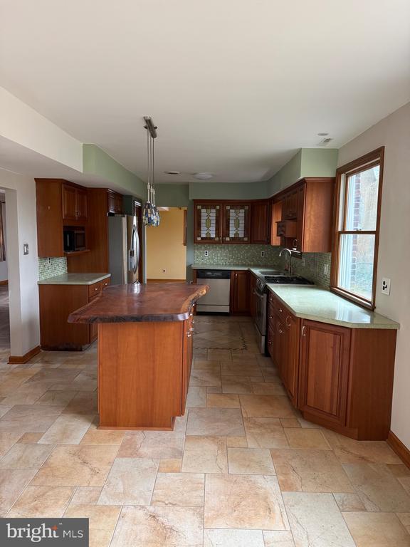 Primary Photo - 448 Lake Ave