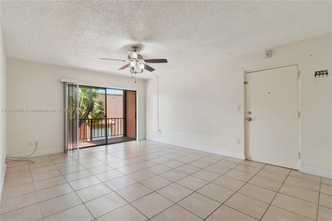 Building Photo - 10834 N Kendall Dr