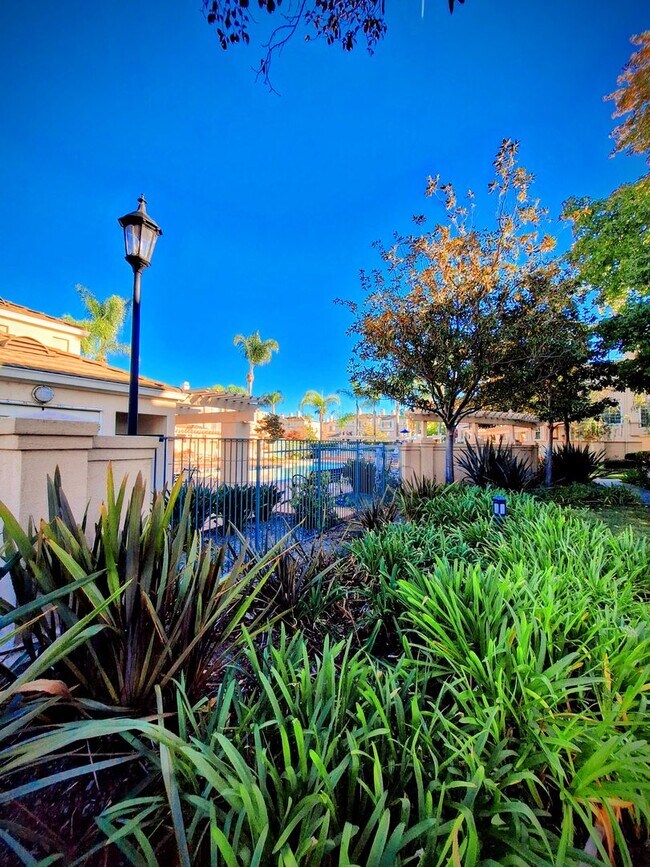 Building Photo - Beautiful 3bd Tri-level Home With Pool, Pl...