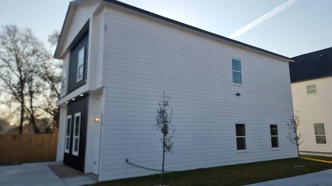 Building Photo - 5130 Clover St