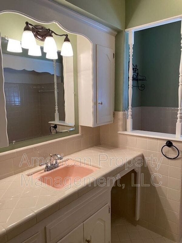 Building Photo - 4651 S Norwood Ave