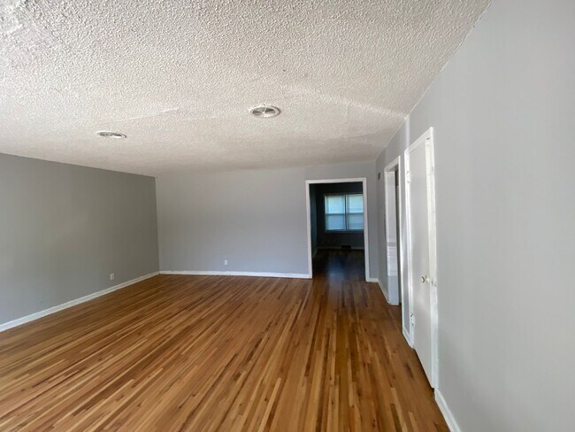 Building Photo - $795- 2 bed 1 bath - Spacious Duplex