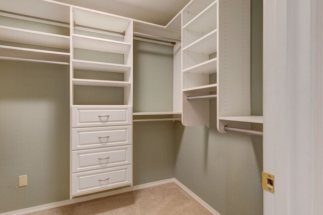 Building Photo - Kirkland Rambler with Amazing Back Yard!