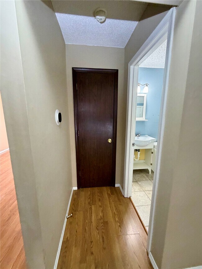 Building Photo - 895 Delray Dr