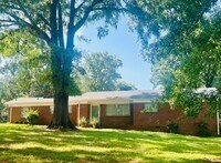 Building Photo - This Beautiful 4 bed 2.5 bath brick ranch ...