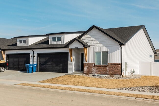 Building Photo - Modern 6 Bed, 4 Bath Twin Home in Sugar City!