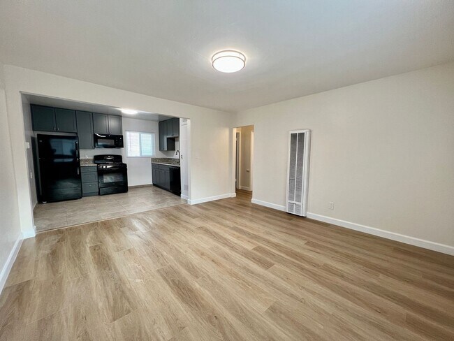Building Photo - 2BD 1BA Apt Next to USD - Spacious Upstairs Unit, Pet Friendly, 1 Parking Space, No Carpet, Onsit...
