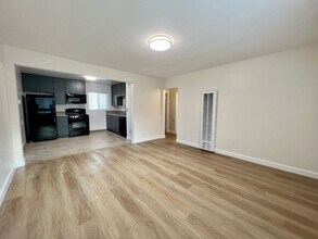 Building Photo - 2BD 1BA Apt Next to USD - Spacious Upstairs Unit, Pet Friendly, 1 Parking Space, No Carpet, Onsit...