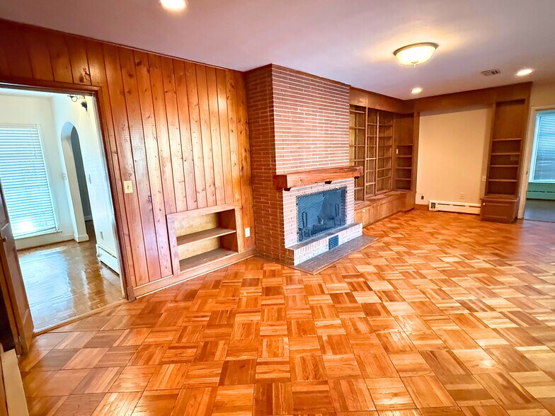 Building Photo - 1400 9th Ave