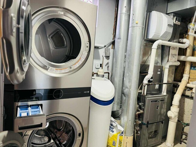 Building Photo - 425 Claire Ave