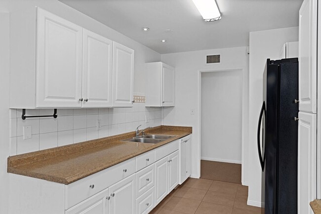 Building Photo - Single level home in San Carlos