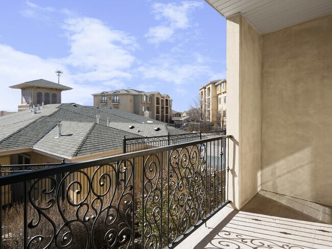 Building Photo - Luxurious Condo in North Orem