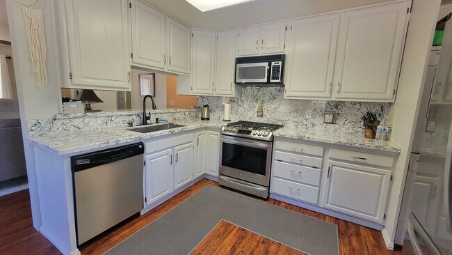 Building Photo - 3 Bedroom Home with Mountain Views Bordering National Forest