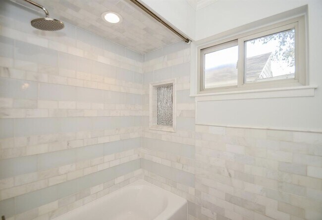 Building Photo - 13814 Lynnwood Ln