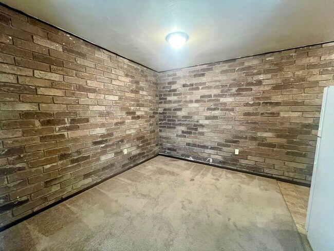 Building Photo - Charming One Bedroom Apartment! Lots of Na...