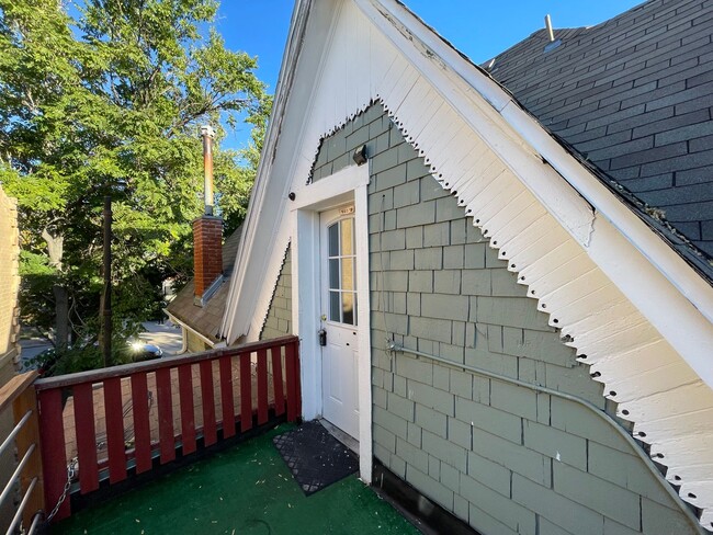 Building Photo - Cozy 1 bed/1 bath upstairs near the heart ...