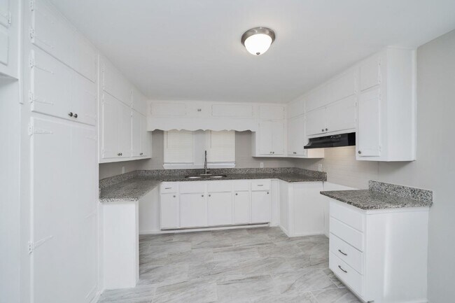 Building Photo - 233 Alder Ave