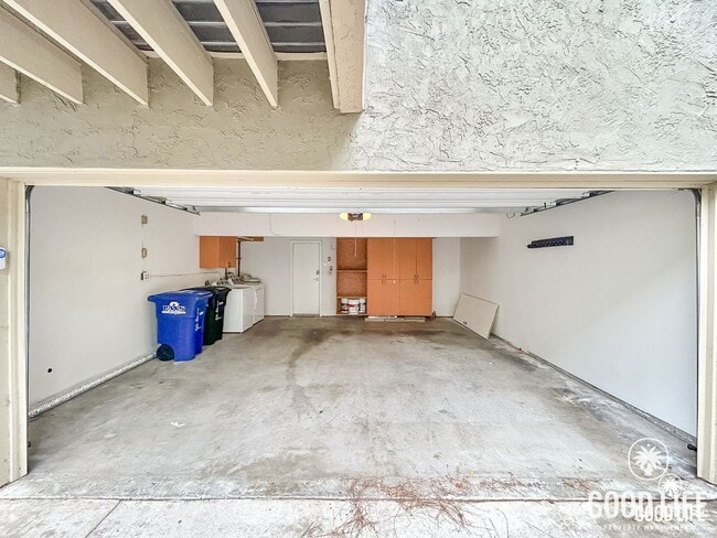 Building Photo - Beautiful 3B/2.5BA W/ Attached 2 Car Garage, A/C, & W/D in La Jolla!