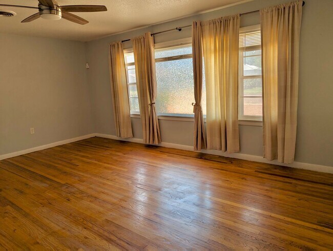 Building Photo - 3 bed 1 bath Pre-Leasing